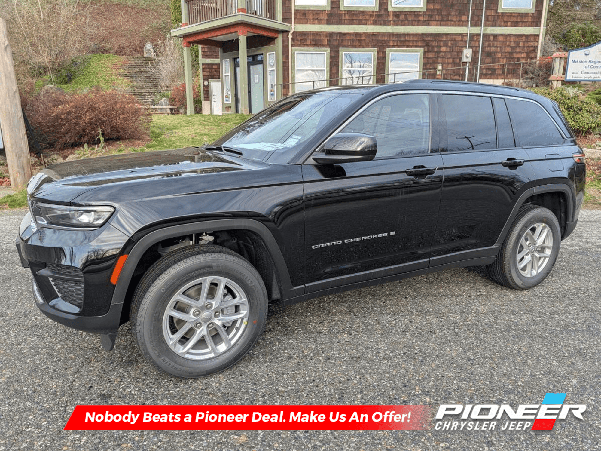 2025 Jeep Grand Cherokee Laredo - Low Mileage