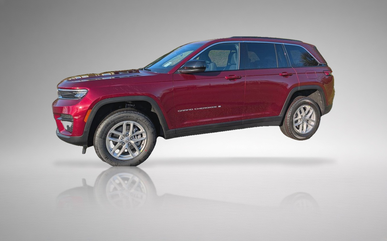 2025 Jeep Grand Cherokee Laredo - Low
